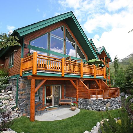 A Bear And Bison Country Inn Canmore Exterior photo