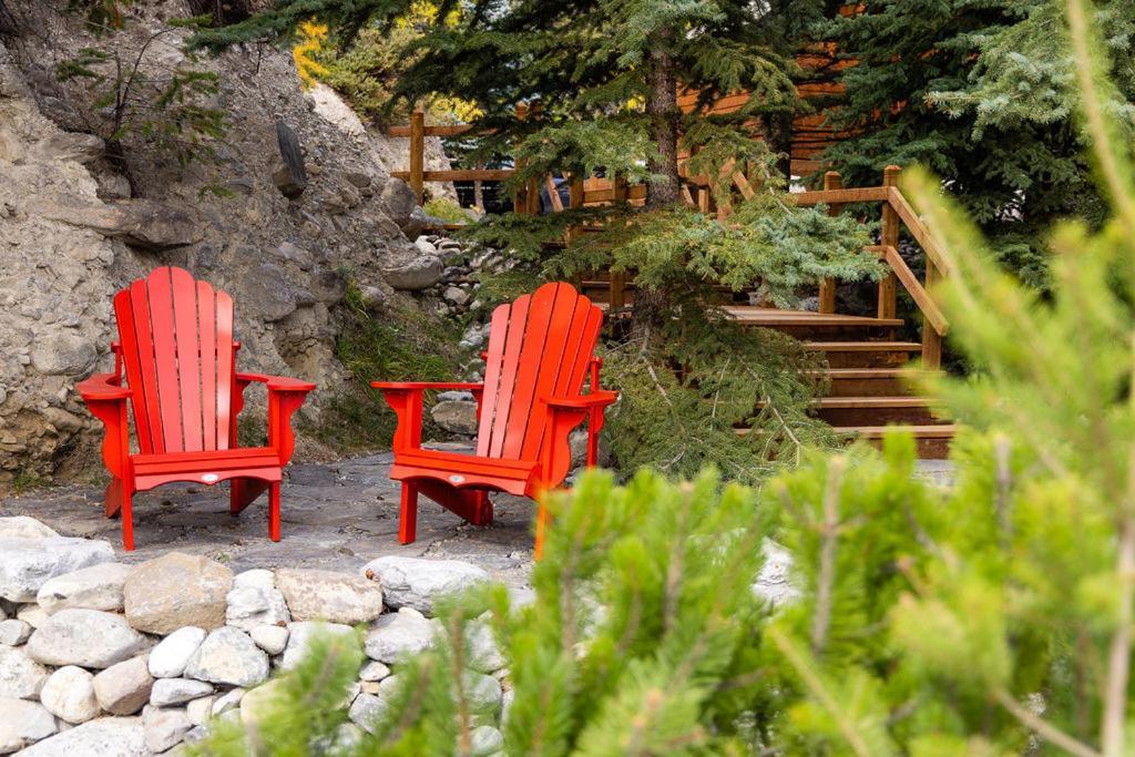 A Bear And Bison Country Inn Canmore Exterior photo