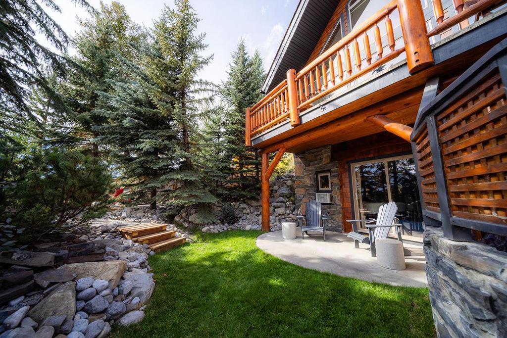 A Bear And Bison Country Inn Canmore Exterior photo