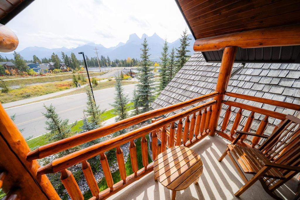 A Bear And Bison Country Inn Canmore Exterior photo