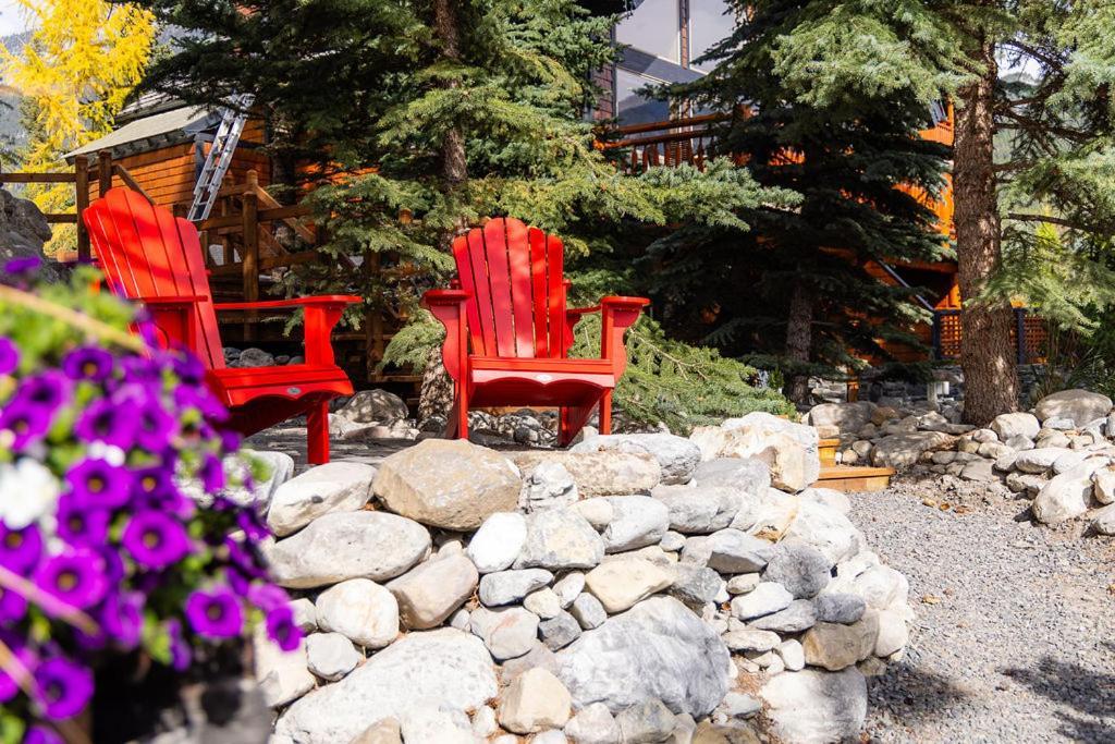A Bear And Bison Country Inn Canmore Exterior photo