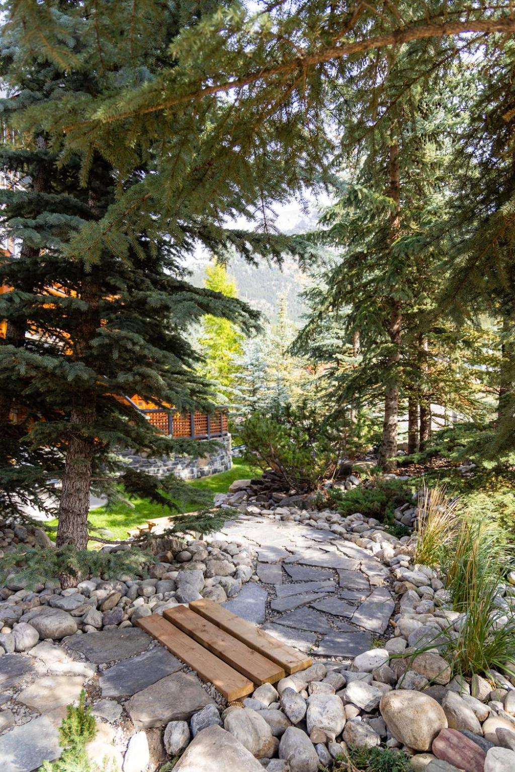 A Bear And Bison Country Inn Canmore Exterior photo