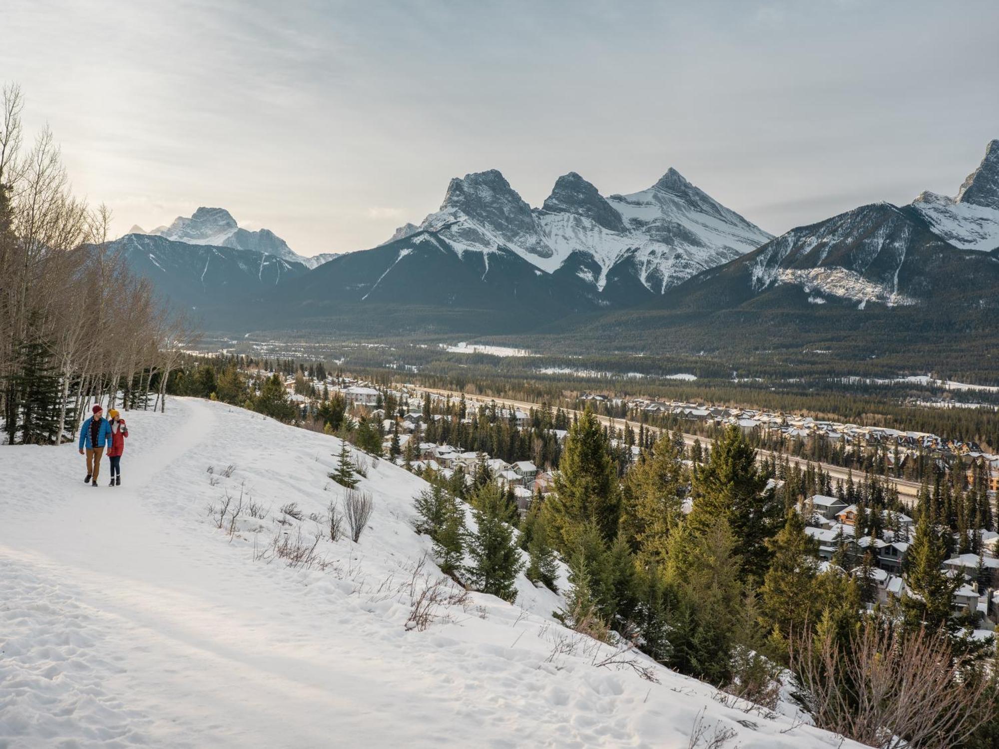 A Bear And Bison Country Inn Canmore Exterior photo