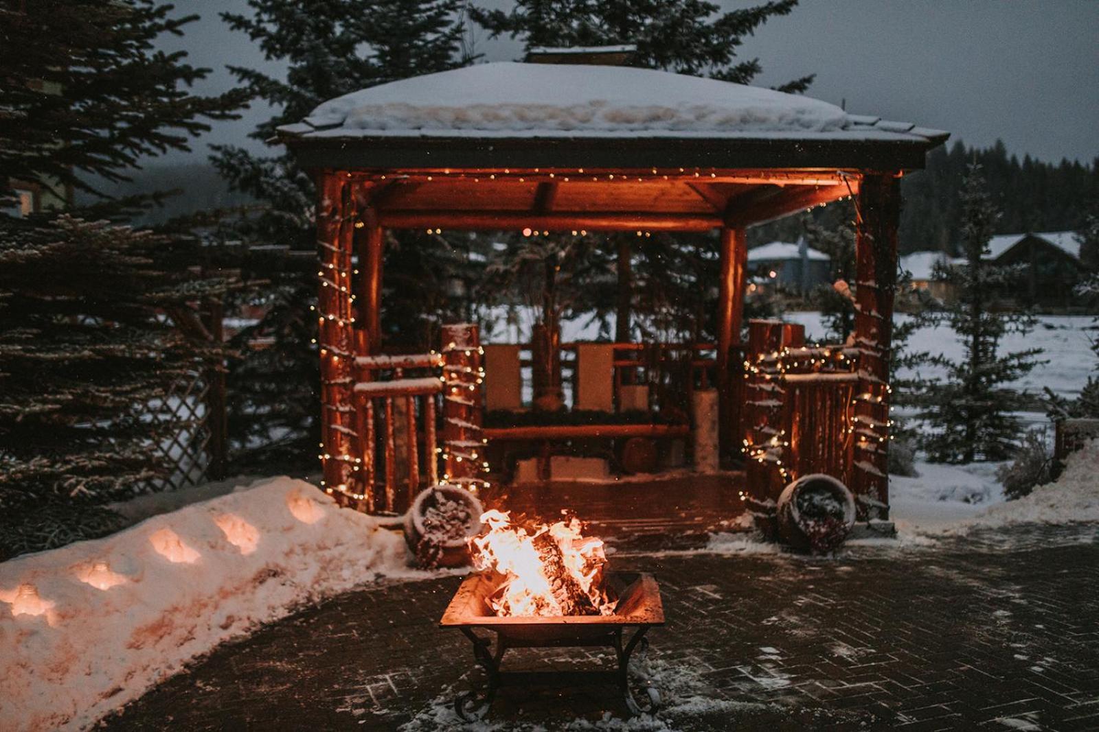 A Bear And Bison Country Inn Canmore Exterior photo
