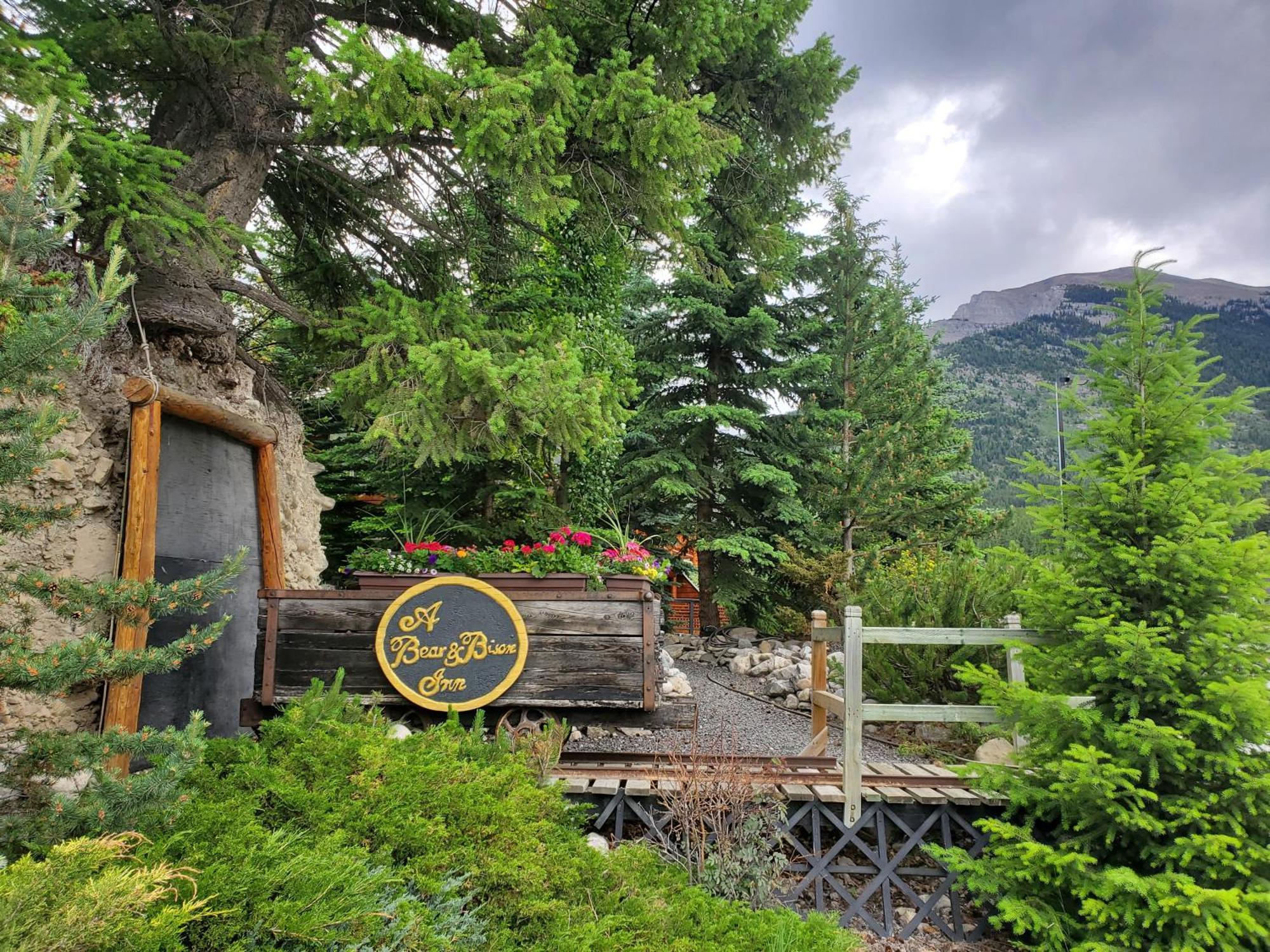 A Bear And Bison Country Inn Canmore Exterior photo
