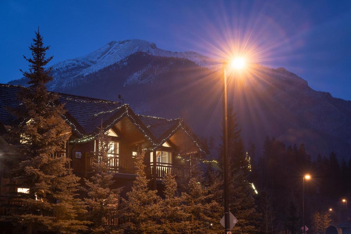 A Bear And Bison Country Inn Canmore Exterior photo