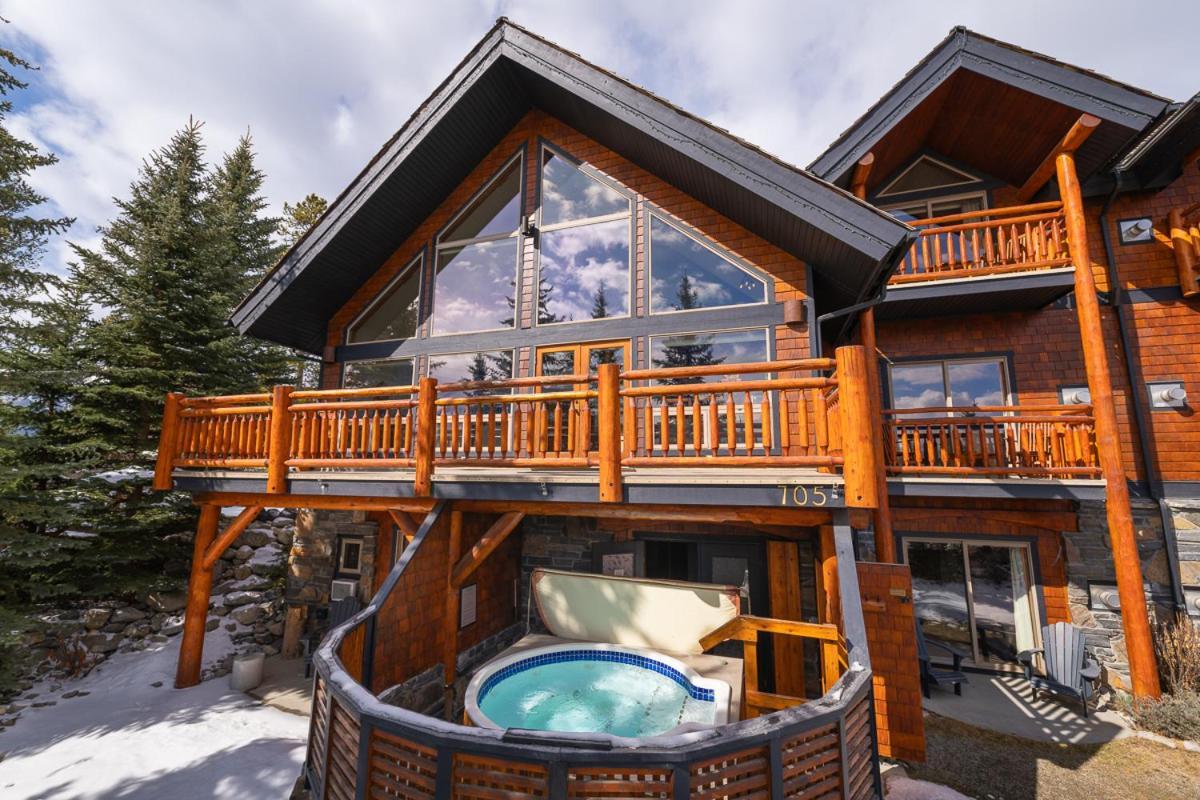 A Bear And Bison Country Inn Canmore Exterior photo